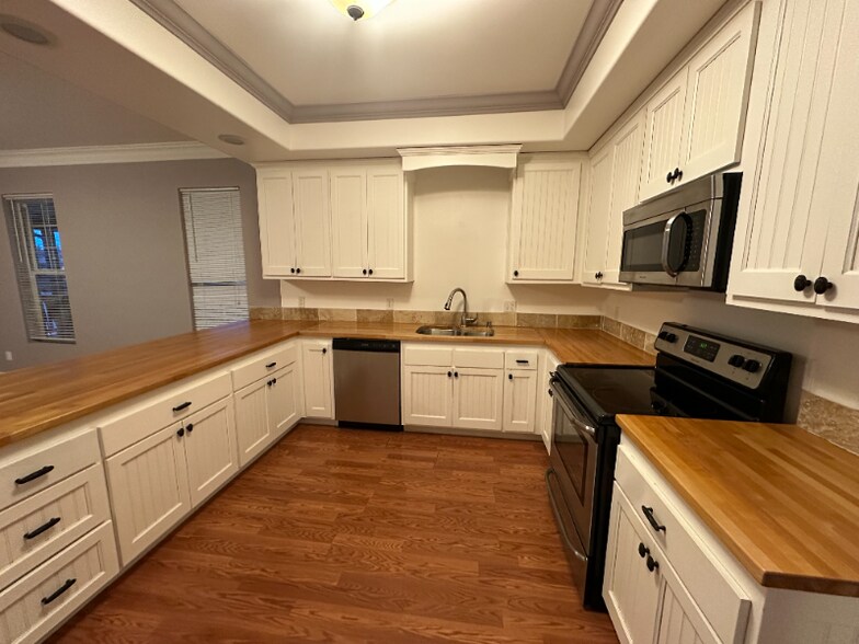 Building Photo - 401 Abby Rd