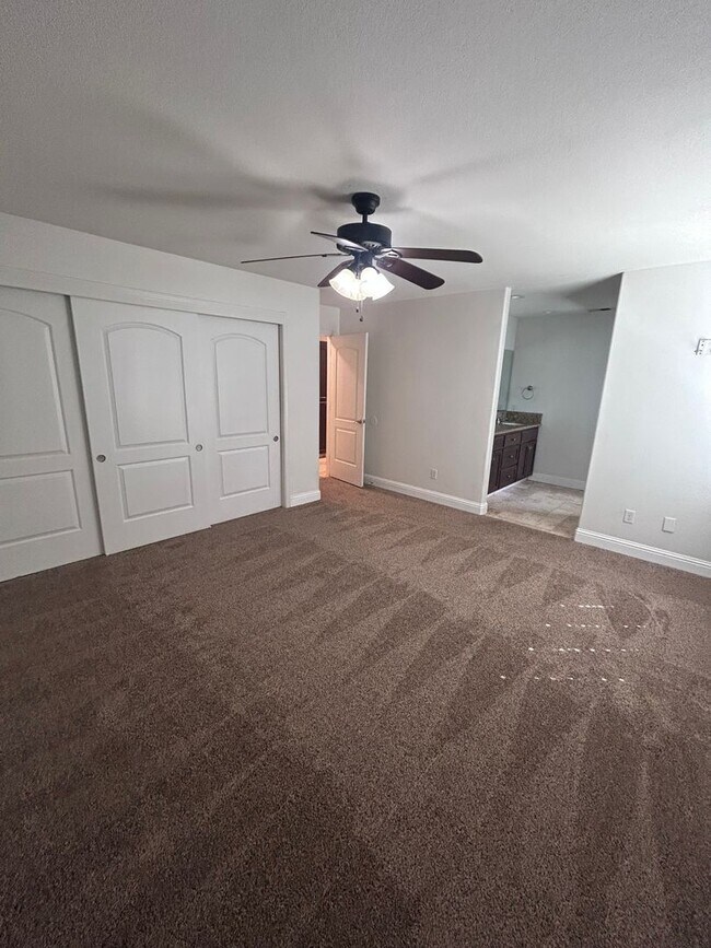 Building Photo - Now Available! 3 Bedroom Home in North West Visalia!