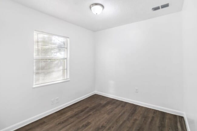 Building Photo - 3 bedroom 1 bathroom single family house!