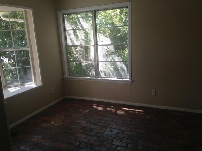 Building Photo - 1104 N LBJ Dr