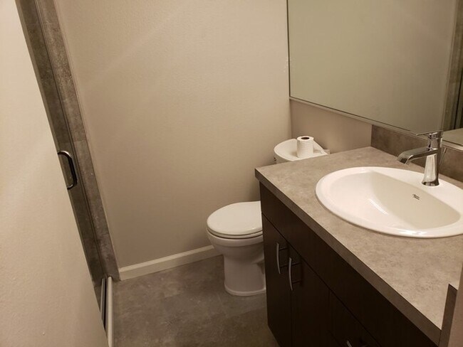 Building Photo - Updated Two Bedroom 2nd Floor Apartment