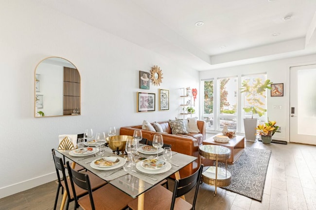 Building Photo - 2824 W Parkside Pl