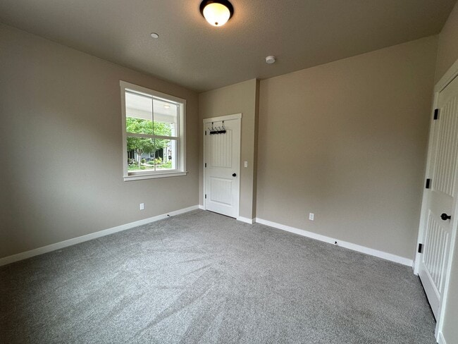 Building Photo - Beautiful Three Bedroom Townhome in Sustai...