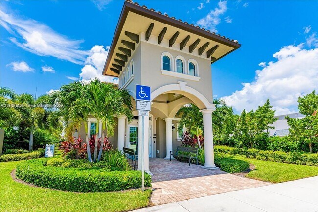 Building Photo - 4400 Hillcrest Dr