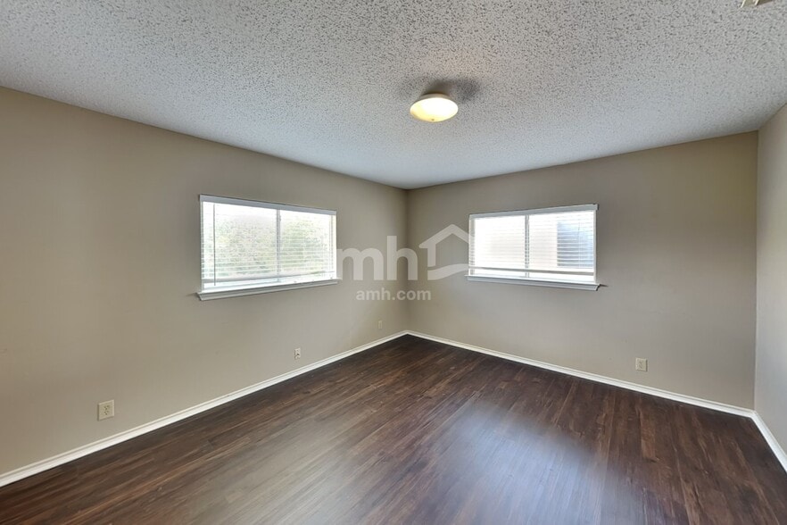 Building Photo - 7106 Raintree Forest