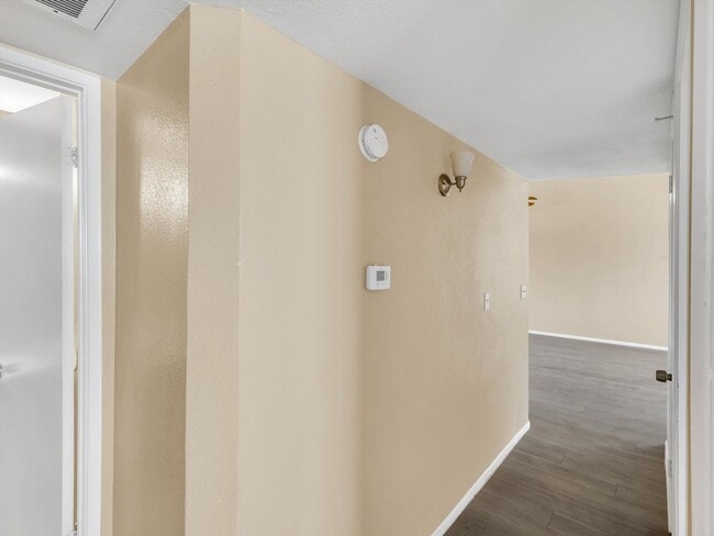 Building Photo - cozy townhome 2 bd 1 bth