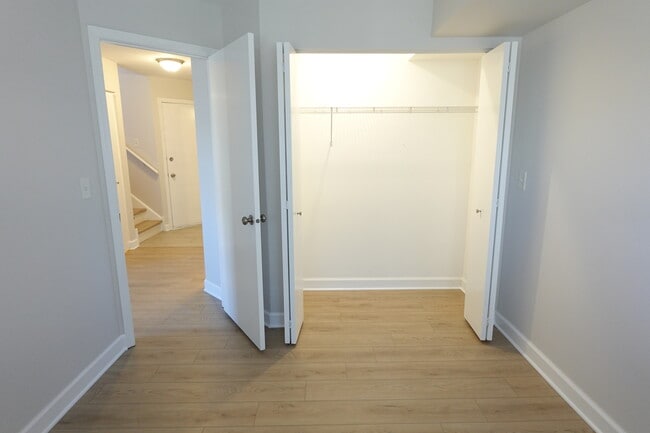 Building Photo - 881 Essex Cir