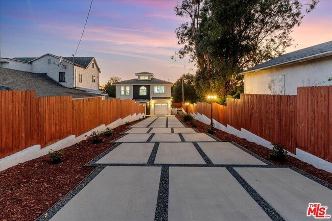 Building Photo - 10349 Hillhaven Ave