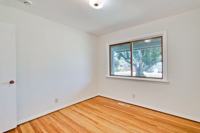 Building Photo - Single Story 3/2 in Well Established Neighborhood Near Branham High School with Air conditioning ...