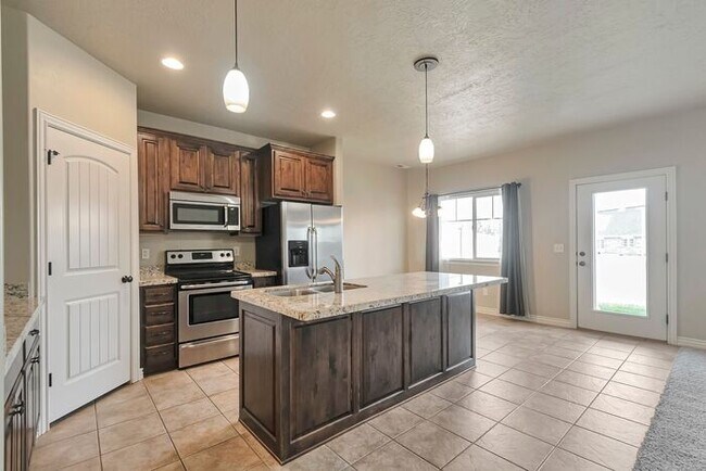 Building Photo - Beautiful Orem Townhome