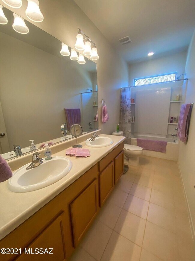 Building Photo - 2 Bedroom with Den in Red Rock