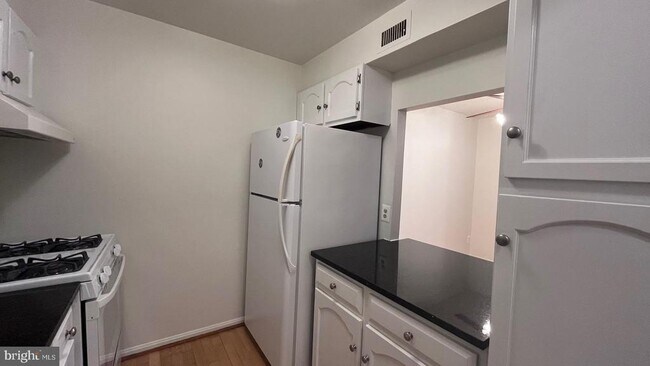 Building Photo - 5904 Cove Landing Rd