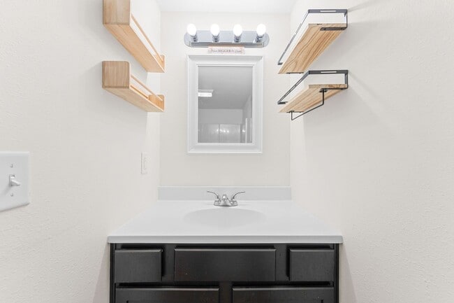 Building Photo - Modern 3-Bedroom Home Near Branson Landing – Available Now!