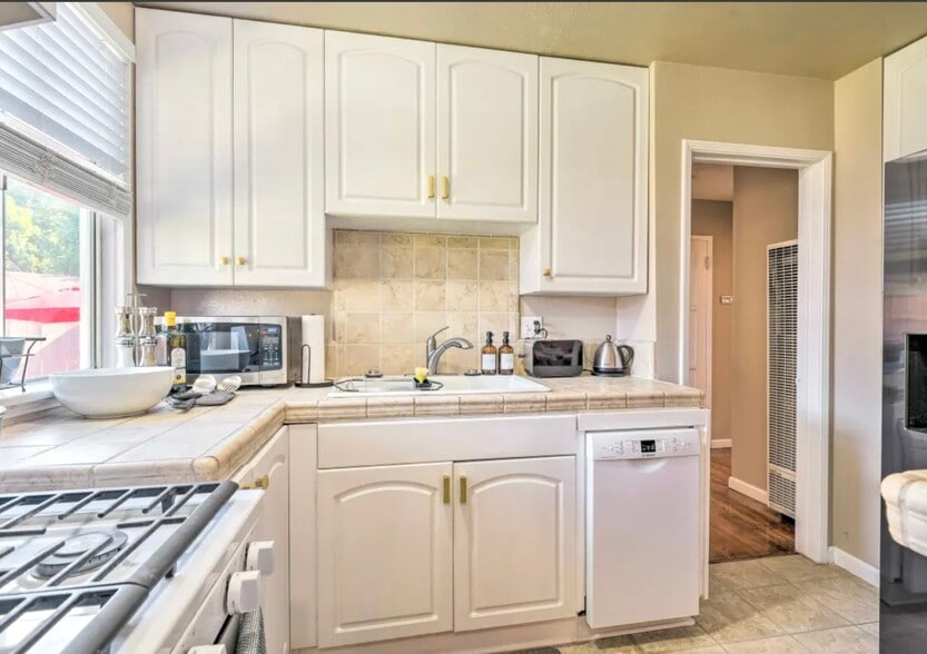 Building Photo - 502 N Rosemary Ln