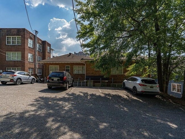 Building Photo - "Charming 2-Bedroom Retreat in Birmingham – Cozy 932 Sq Ft Haven!"