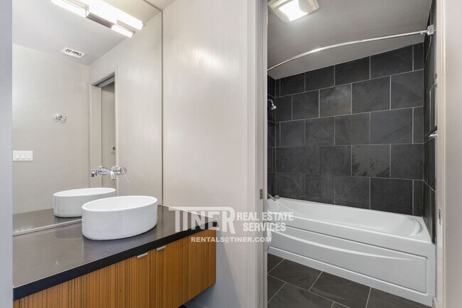 Building Photo - 1322 E Sutter Walk