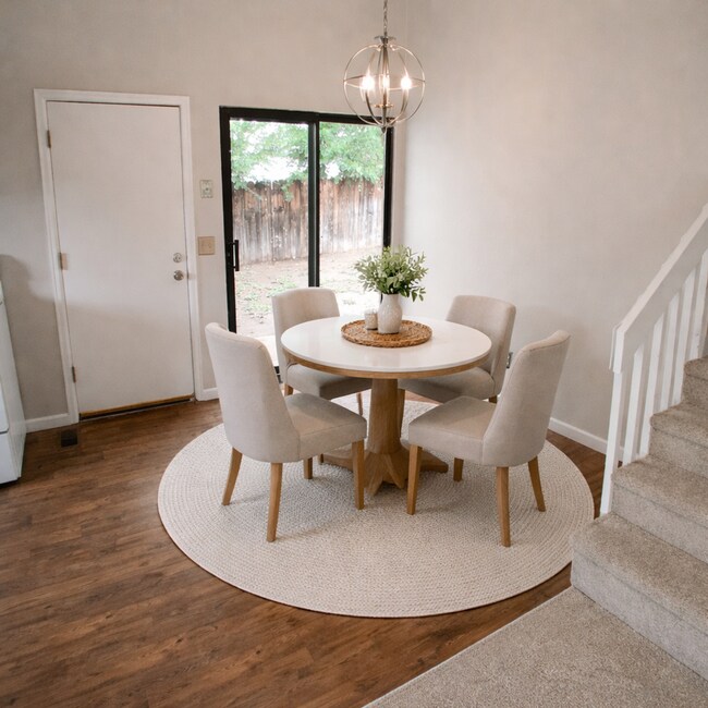 Building Photo - Beautiful 3 bedroom, tri-level home available in School District 20!