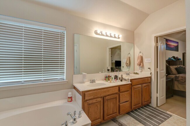 Building Photo - 5932 Desperado Dr