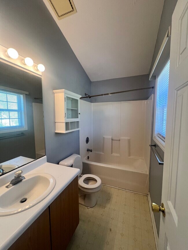 Building Photo - Southern Charm