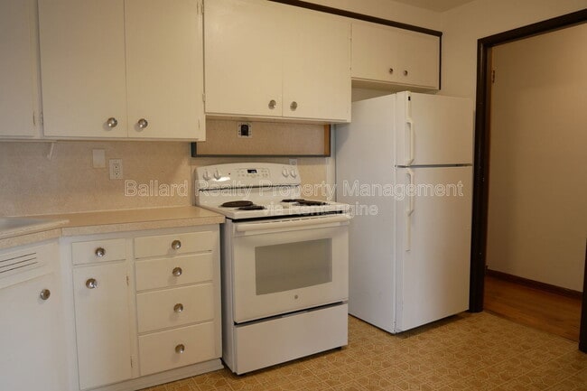 Building Photo - 708 N 80th St