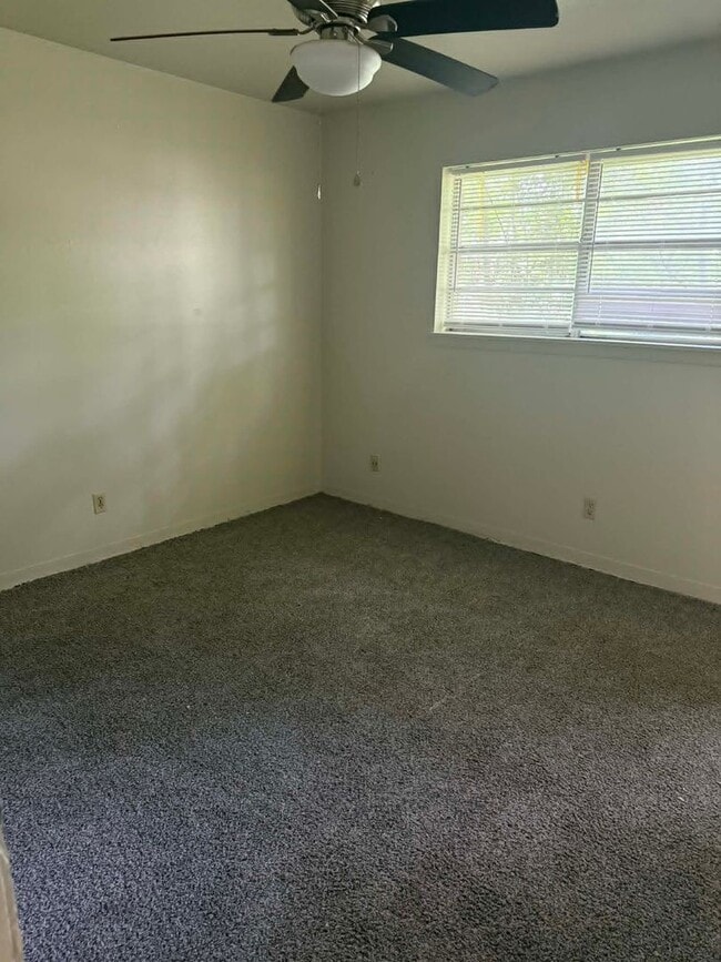 Building Photo - 3013 Hazel Cir