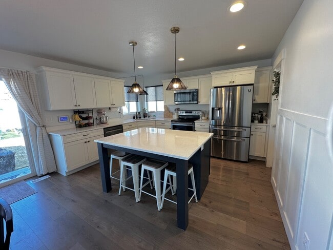 Building Photo - 353 N High Ridge Rd