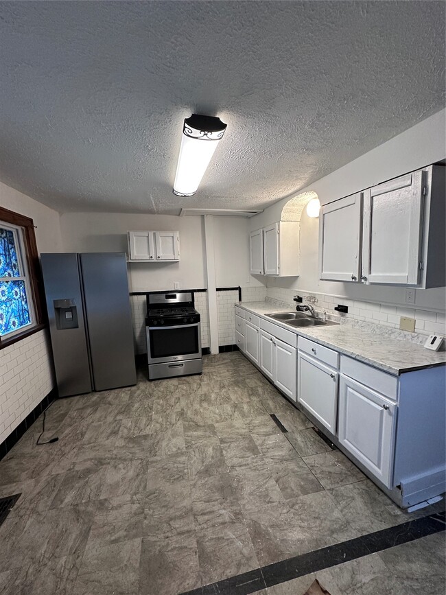 Building Photo - 210 Squires Ave