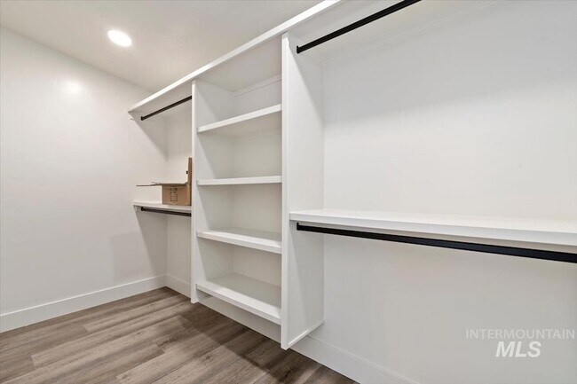 Building Photo - 362 London St