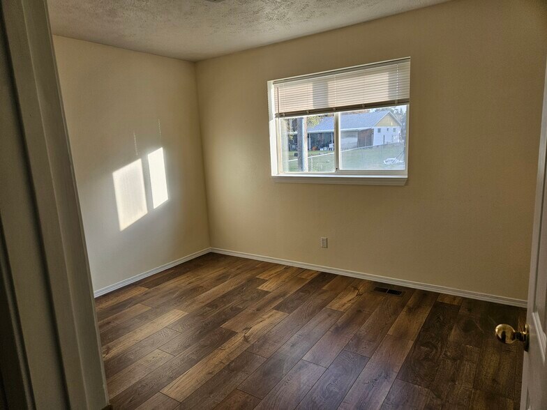 Building Photo - 9611 N Normandie Ln