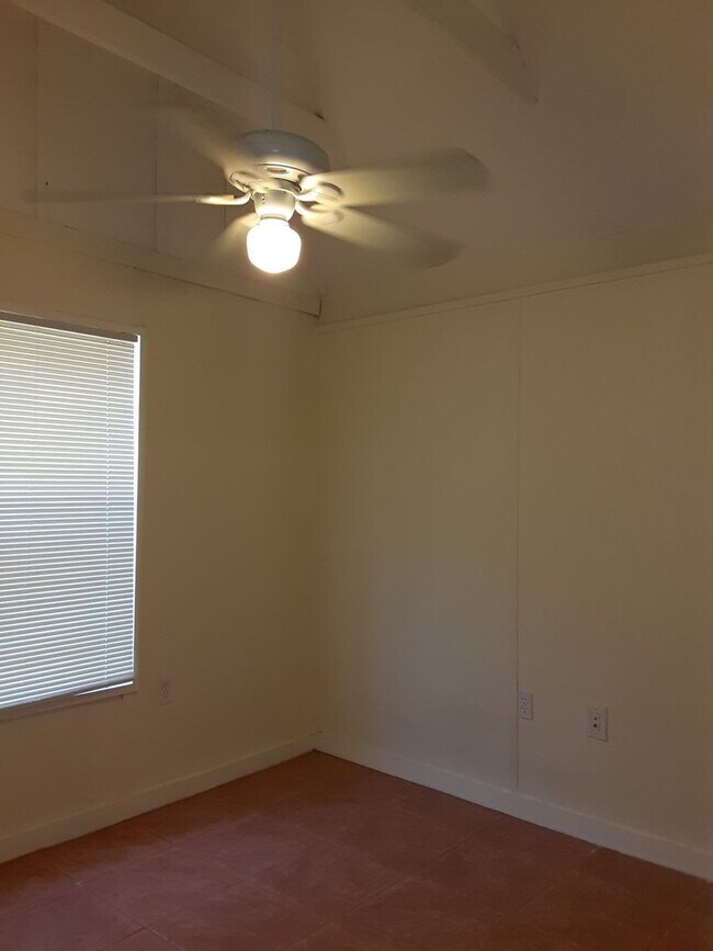 Building Photo - Annual unfurnished 2/1 SFH near Ringling College