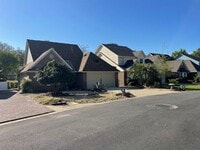 Building Photo - 810 Fairway Lakes Dr