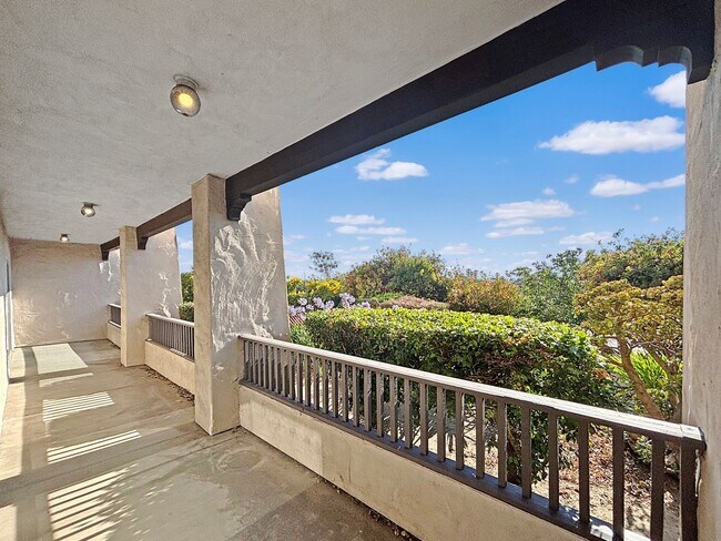 Building Photo - Charming & Spacious 2BD/2BA Condo in Bay P...