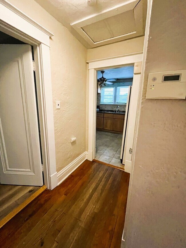 Building Photo - Darling 2 bedroom Bungalow