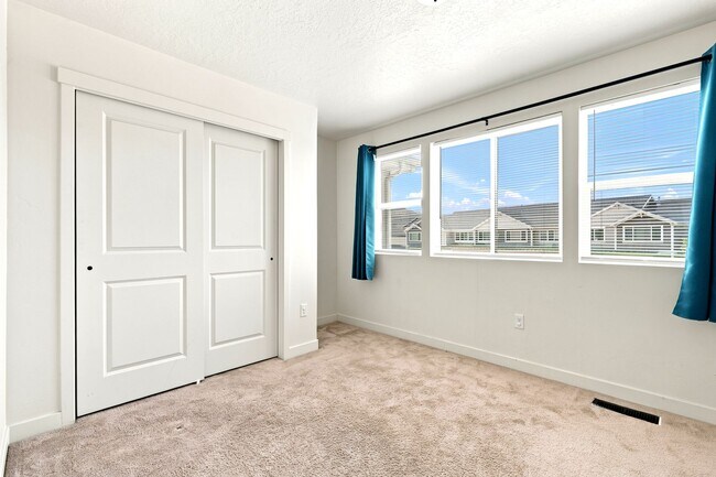 Building Photo - 3 Bedroom 2.5 Bathroom Townhome in Bluffdale!