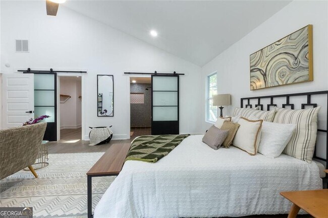 Building Photo - 2749 Memorial Dr SE