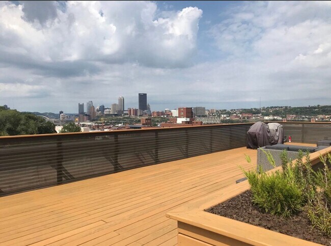 Building Photo - 2301 Mission St