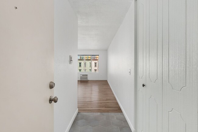 Building Photo - Beautiful & Spacious 1BD/1BA Condo - Walk ...