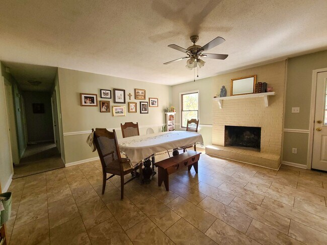 Building Photo - Ring in 2026 with THIS Great Rental!