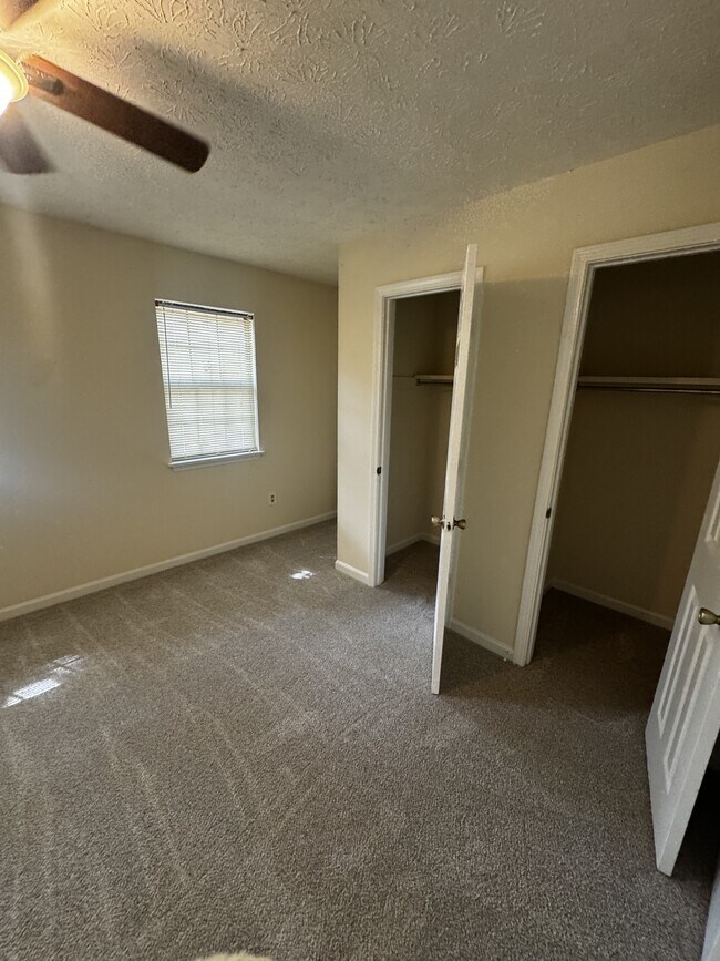 Building Photo - 482 Huntington Road