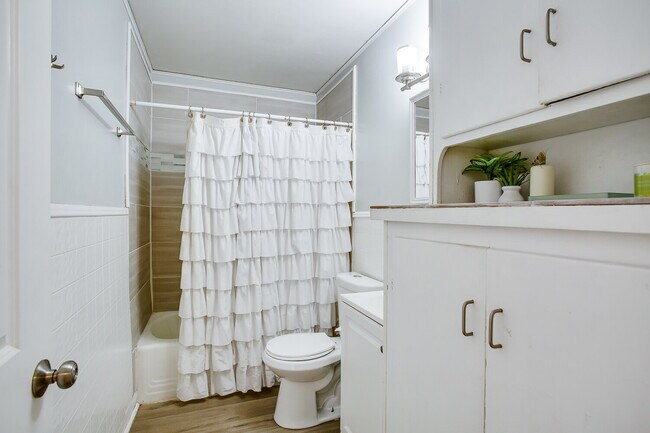 Building Photo - Short term leasing option through the end ...