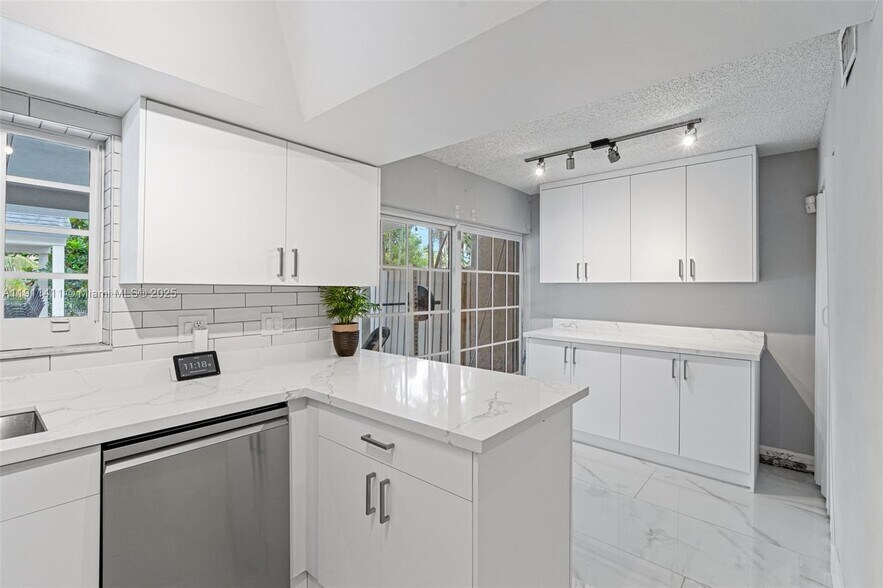 Building Photo - 8351 SW 39th Ct