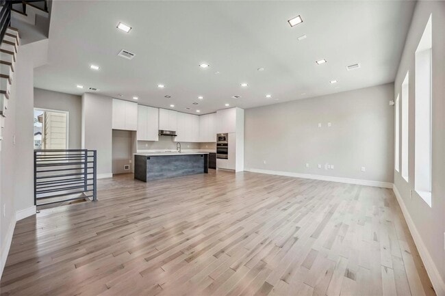 Building Photo - 1111 W 21st St
