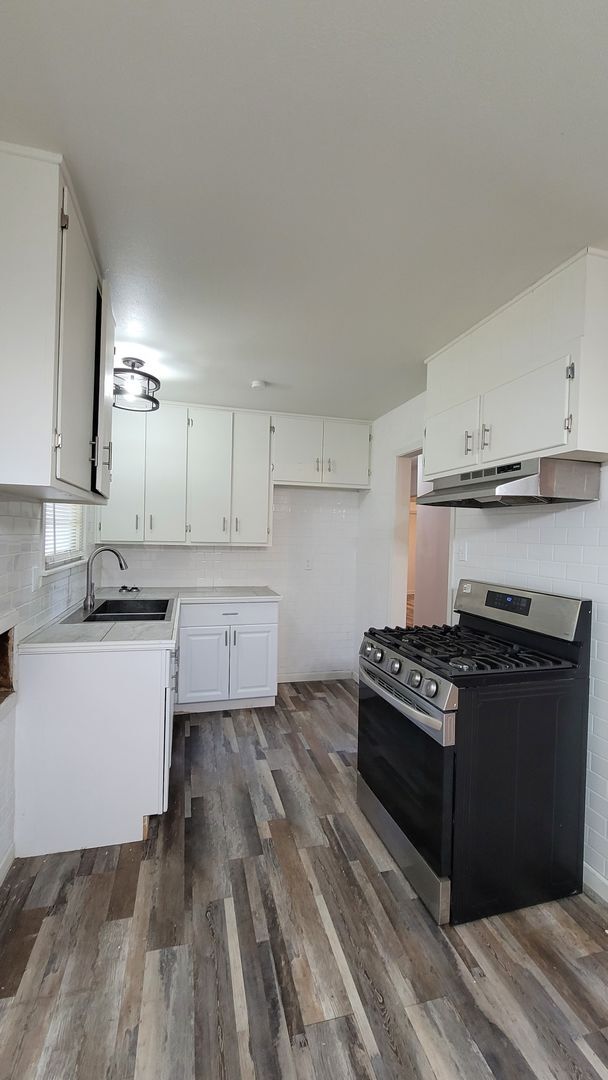 Building Photo - FOR LEASE - **MOVE IN SPECIAL** HALF OFF F...