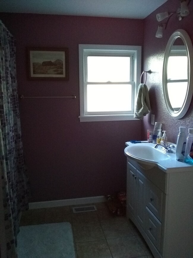 Building Photo - Charming 2 story home available on quiet s...