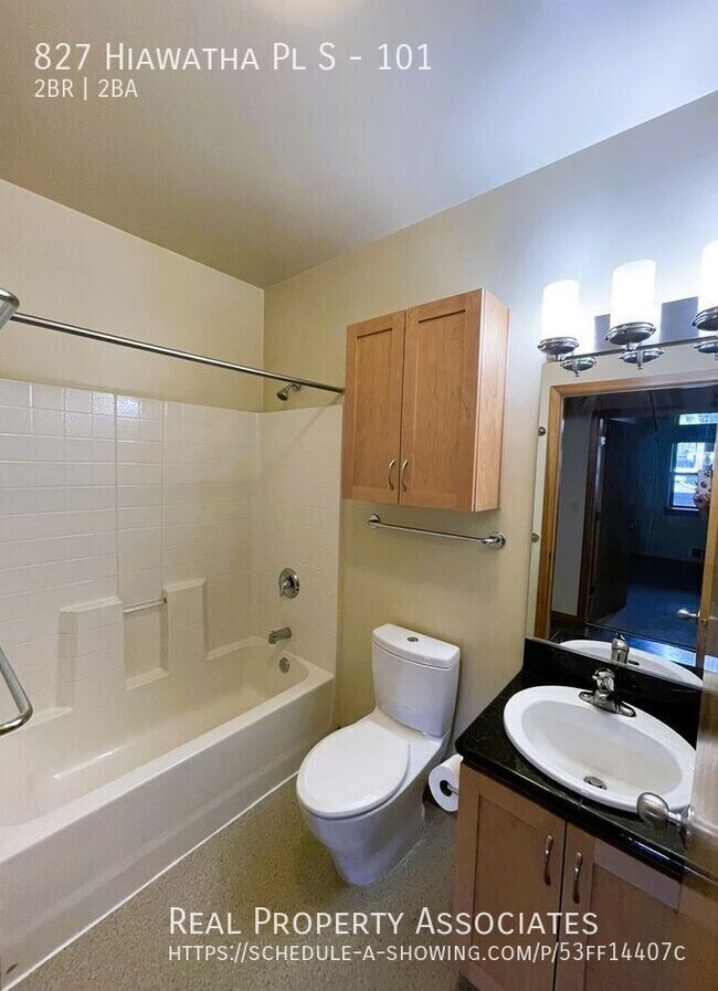 Building Photo - 827 Hiawatha Pl S