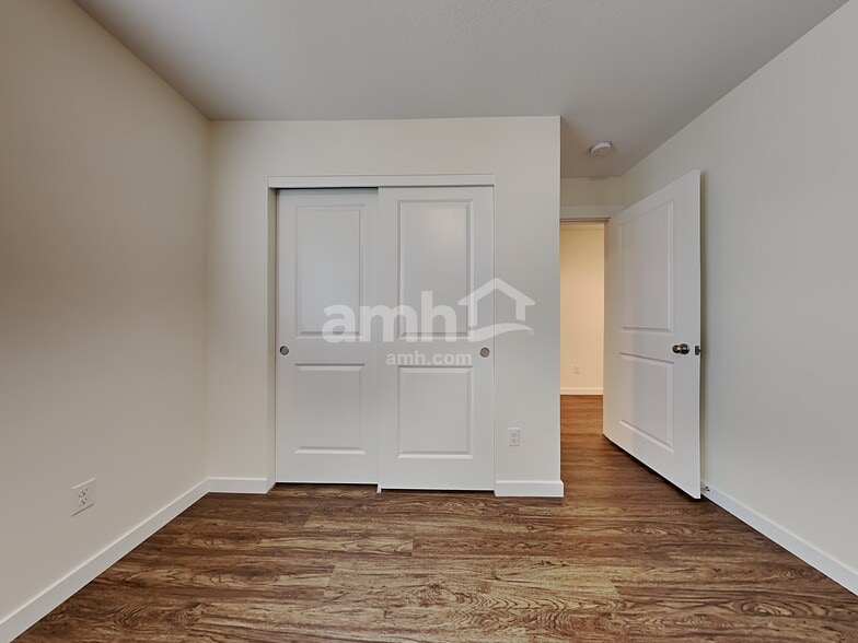 Building Photo - 1013 NE 11th Way