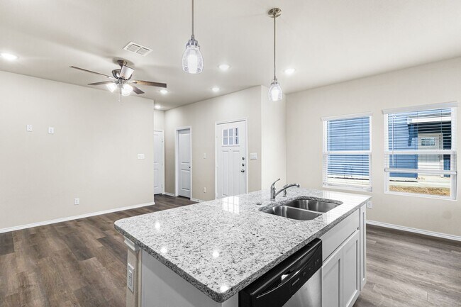 Building Photo - 142 Sai Mnr