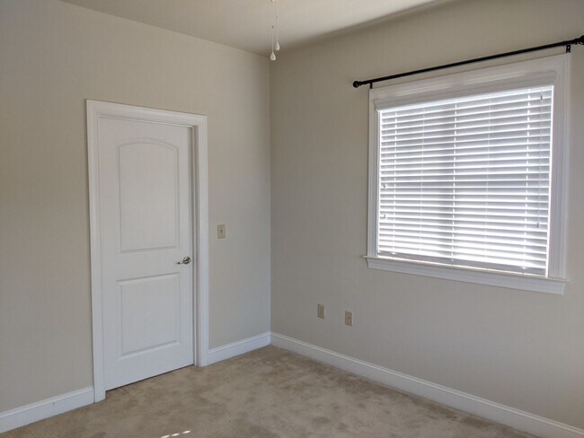 Building Photo - 3 Bedroom End Unit with Garage!