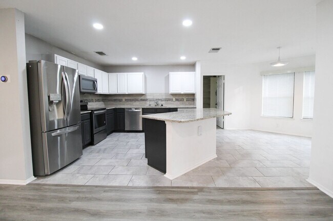 Building Photo - 14018 N Hills Village Dr