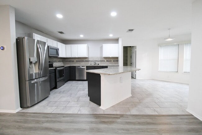 Building Photo - ************Move In Special- 2 WEEKS FREE Off 1st FULL MONTH************